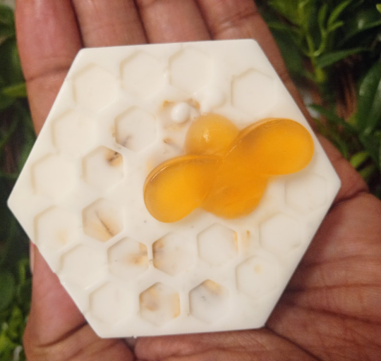 Formulated with nourishing goat milk and honey, our bar soap is a gentle and luxurious way to cleanse and moisturize your skin. The combination of these natural ingredients leaves your skin feeling soft, hydrated, and healthy. Perfect for daily use, our bar soap is a must-have for any skincare routine.